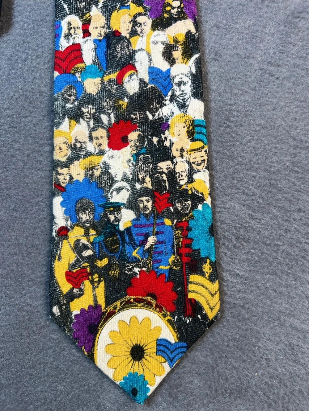 The Beatles sergeant Pepper‘s lonely hearts club band tie